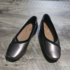 Clarks Darcyease Pebble Metalic Flats with Classic Slip-On Design Nwt